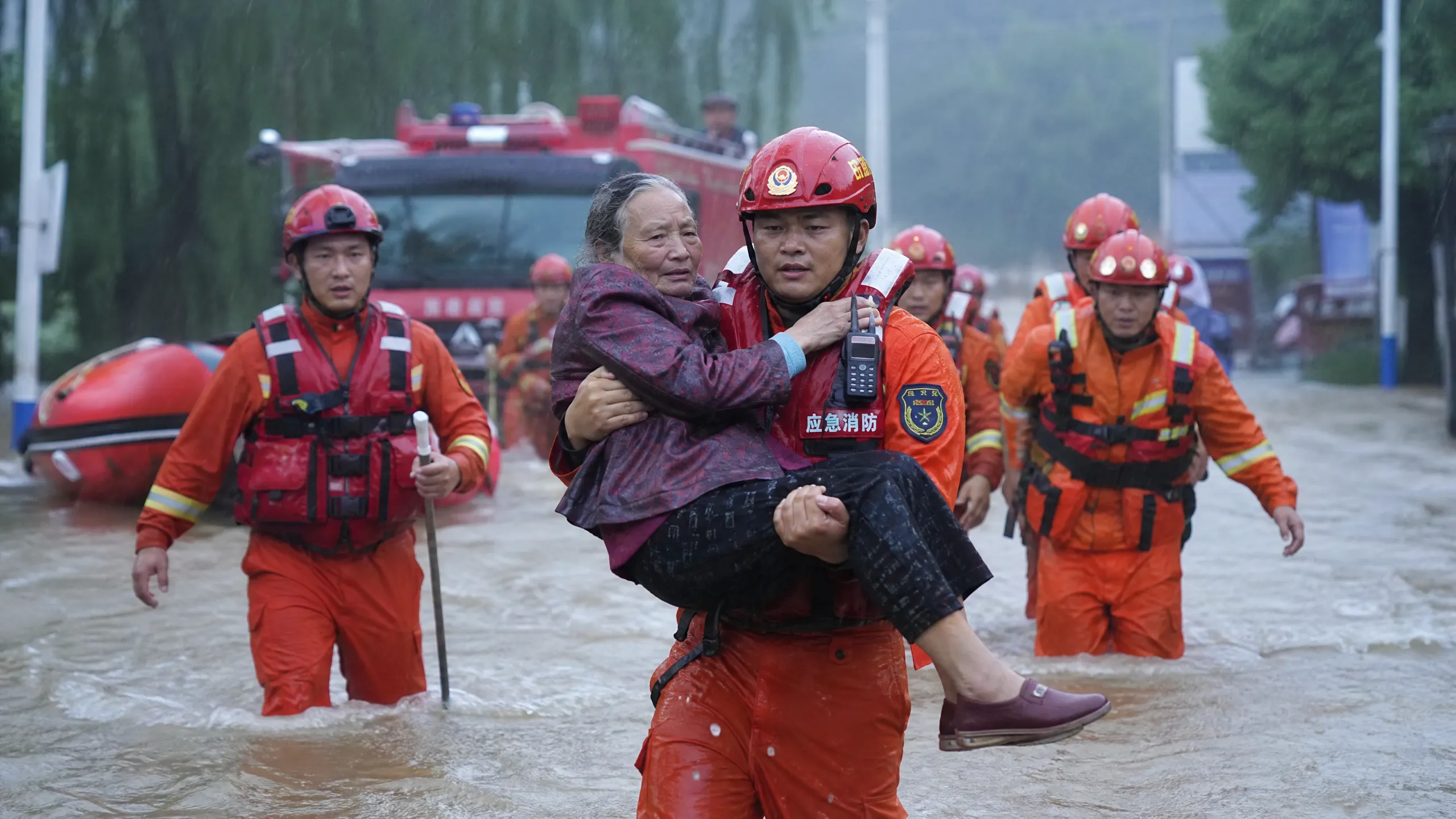 应急救援人员在洪水中转移受﻿困群众